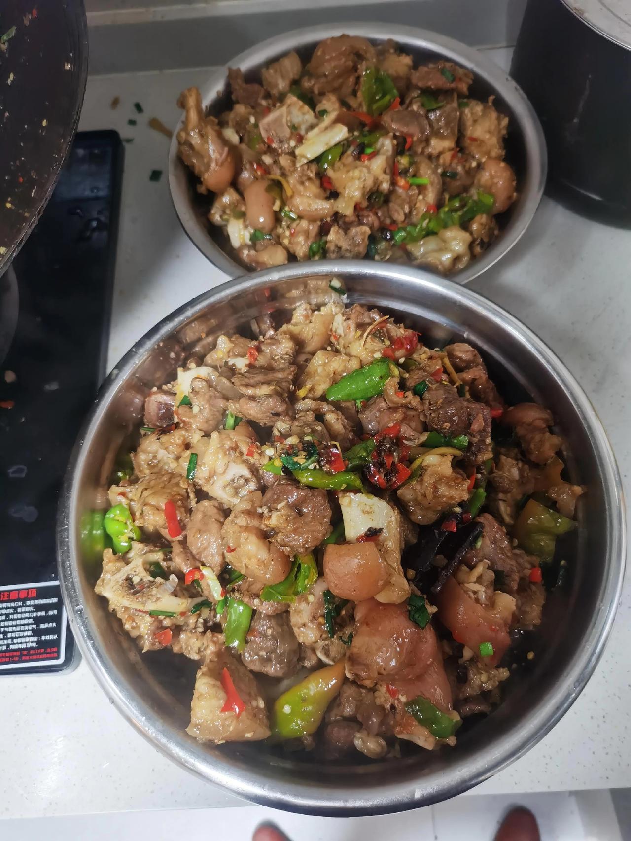 公司食堂家常菜谱：
红烧猪脚
麻婆豆腐
拍黄瓜。

虽在低谷，窝在小小的厨房，岁