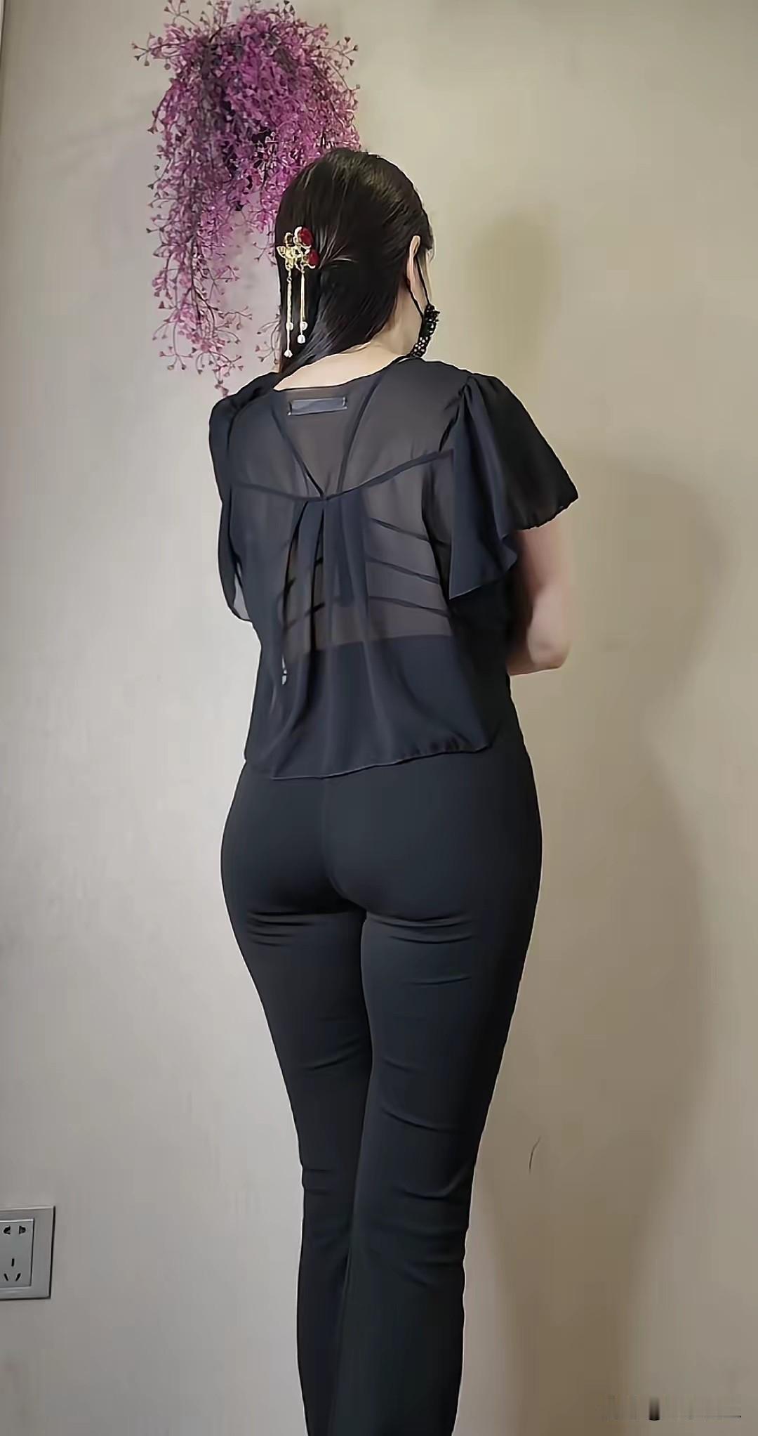 胯宽女生选瑜伽裤，核心是弱化胯部、拉长线条，避开紧身亮面、低腰紧身款，优先高腰微