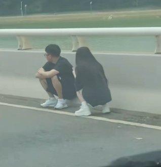 下午在飞机上，刚落地，这事故原因是什么？ 