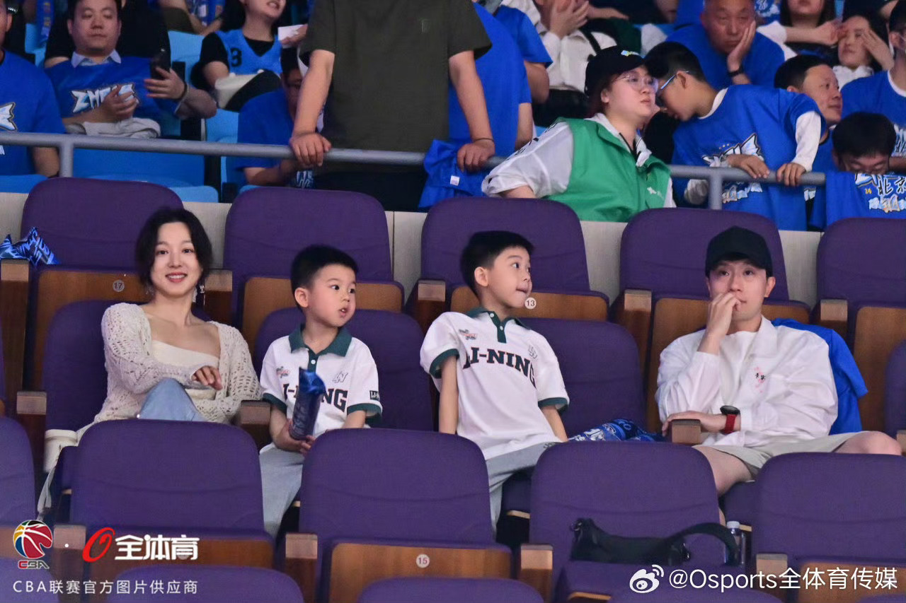 马龙和家人现身CBA总决赛权威一家人 ​​​