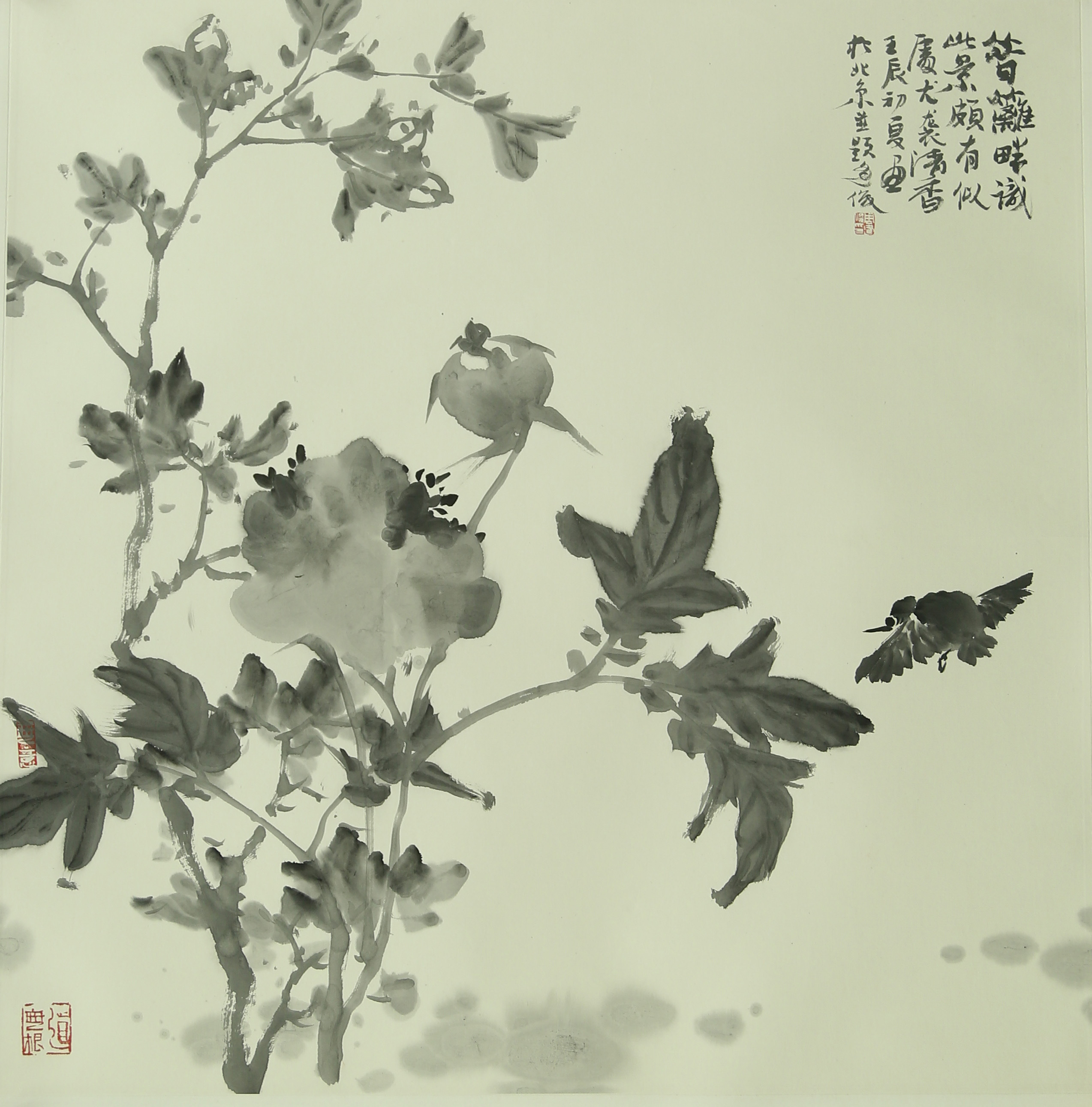 《飞鸟寻香，墨韵悠然》画中无艳色，却以墨韵动人。花枝以没骨法写就，墨色浓淡间见花