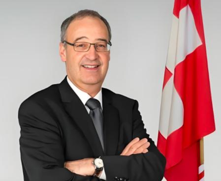 国际名场面出现了这一幕：
瑞士直接拒绝向美国出售战争物资！
这个场景我并不意外，