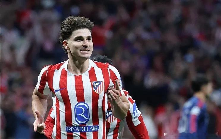 在马竞与阿森纳的欧冠半决赛中，阿尔瓦雷斯在下半场比赛为马竞打入点球将比分扳为1-