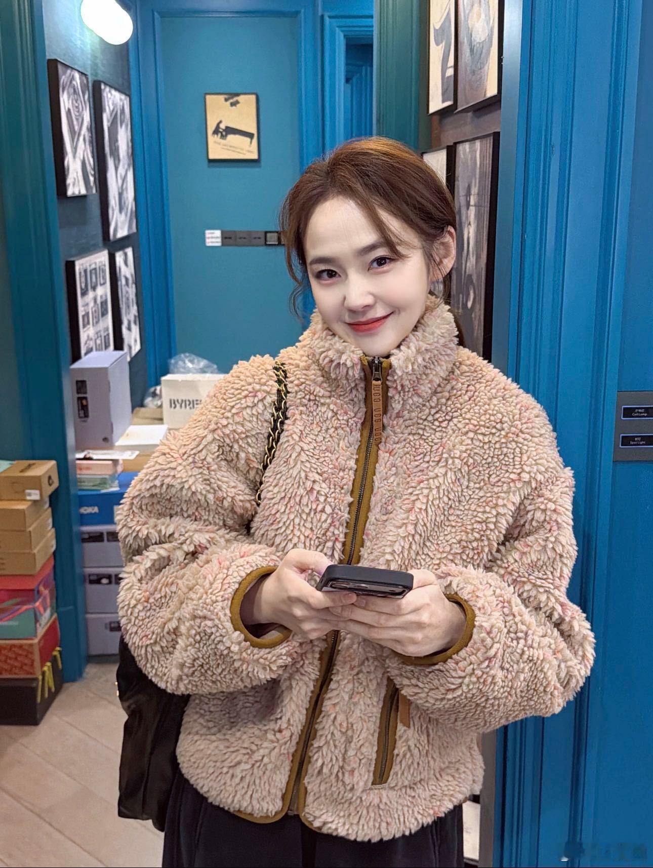 无论是镜头前的她，还是生活中的每一瞬，张佳宁都能诠释出那种自然而然的魅力。她的眼