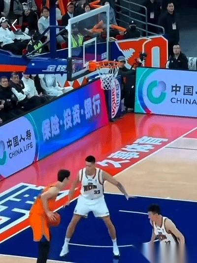 被自己老队友当场“举报”走步，全场直播，这可能是王哲林职业生涯里，最哭笑不得的一