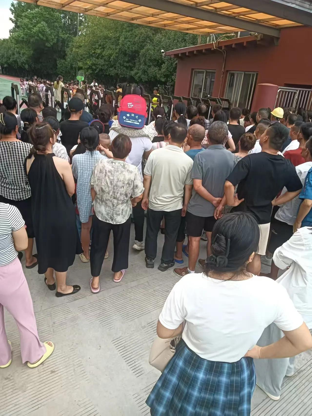 #记录我的9月生活#无语，接孩子放学的时候，家长们不排队不说，还各种拥挤！孩子们