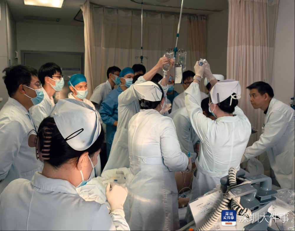 【#肺癌患者心脏骤停医生接力救回#】#6000次胸外按压救回一条命# 近日，36