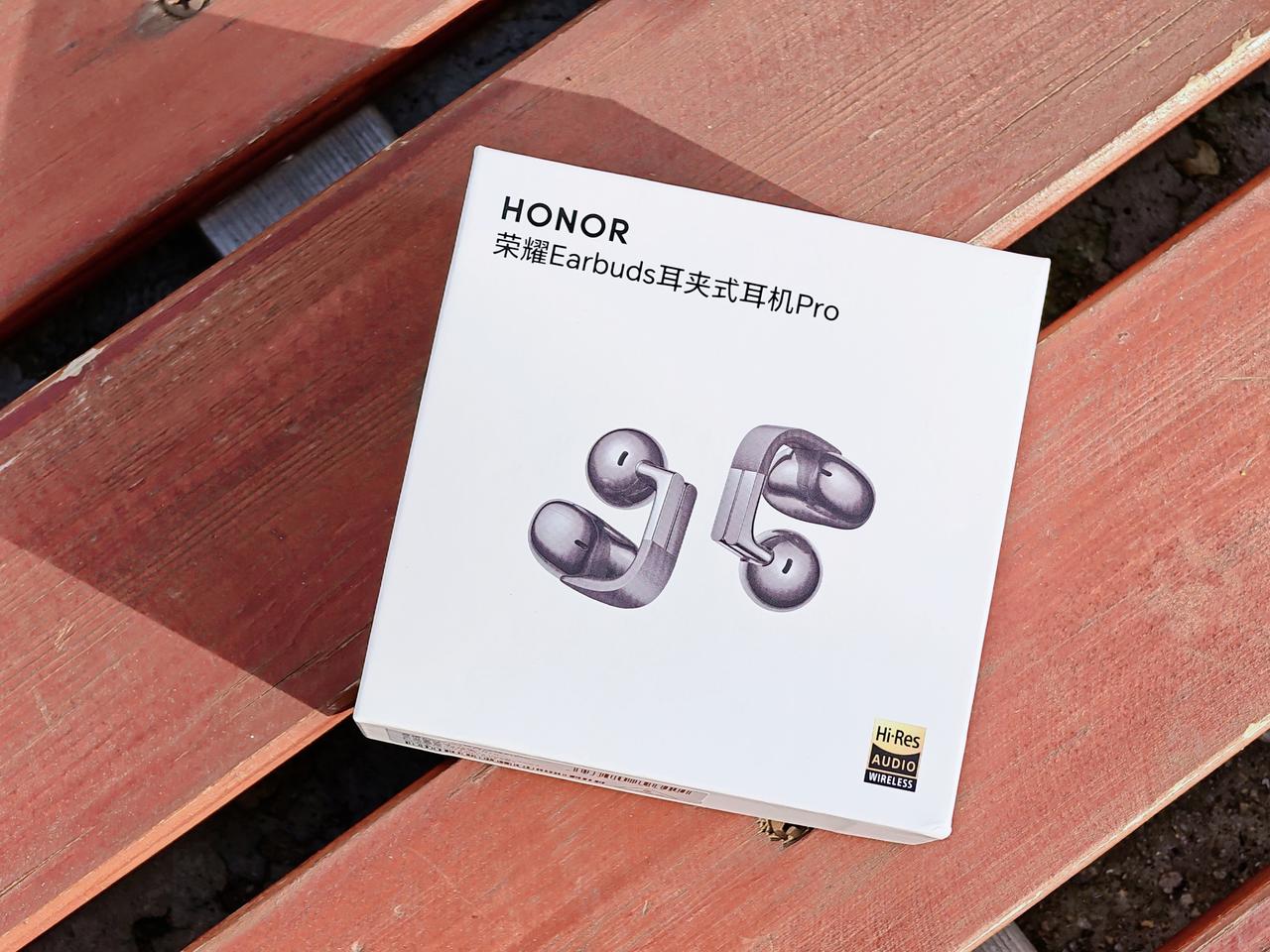 最近上下班通勤的路上一直在用荣耀EarBuds Clip Pro耳夹耳机，之前也