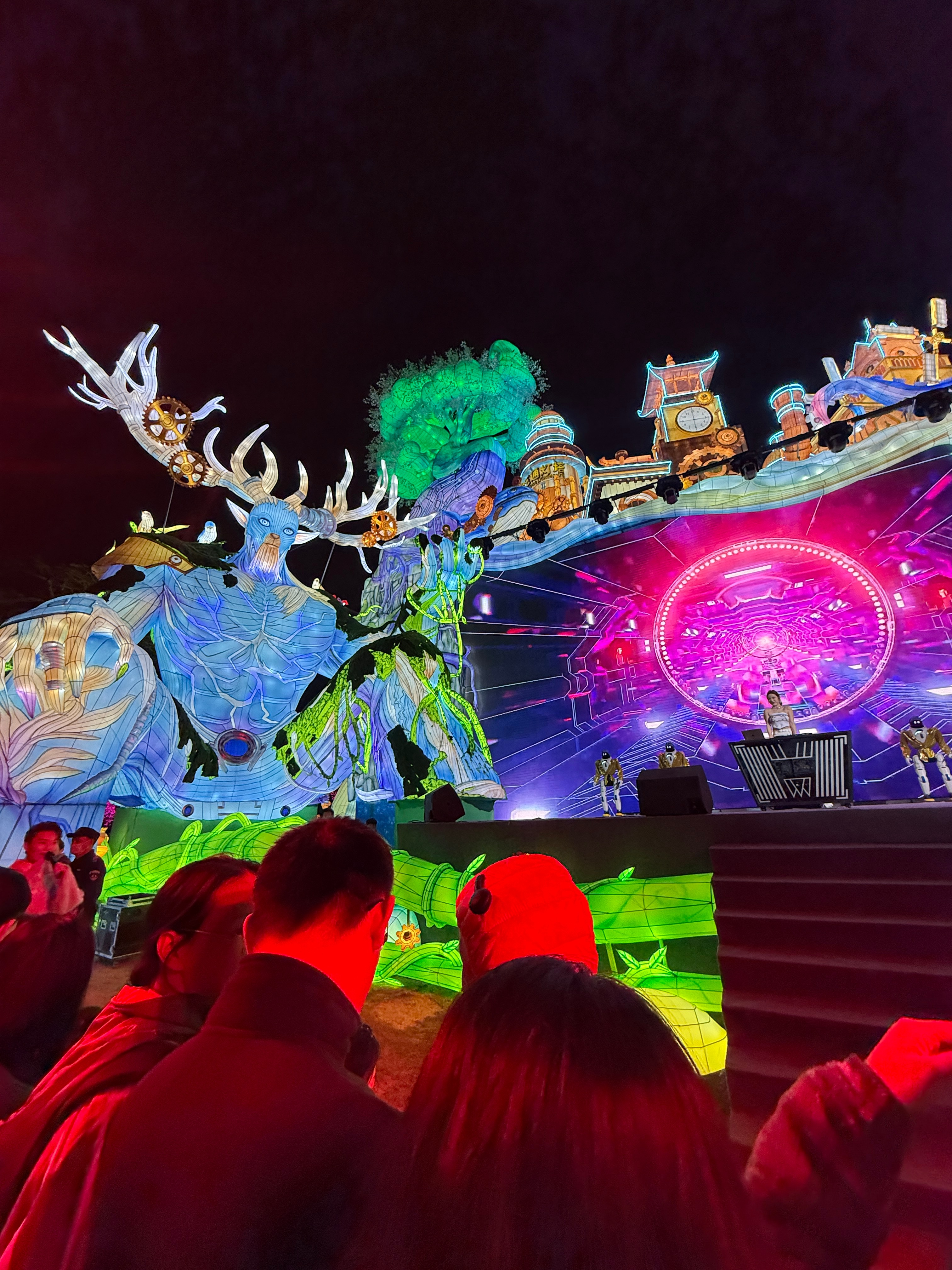 园博苑的花灯展，一定要天黑再来，不然参观起来没什么感觉，园区也不是特别大，里面就