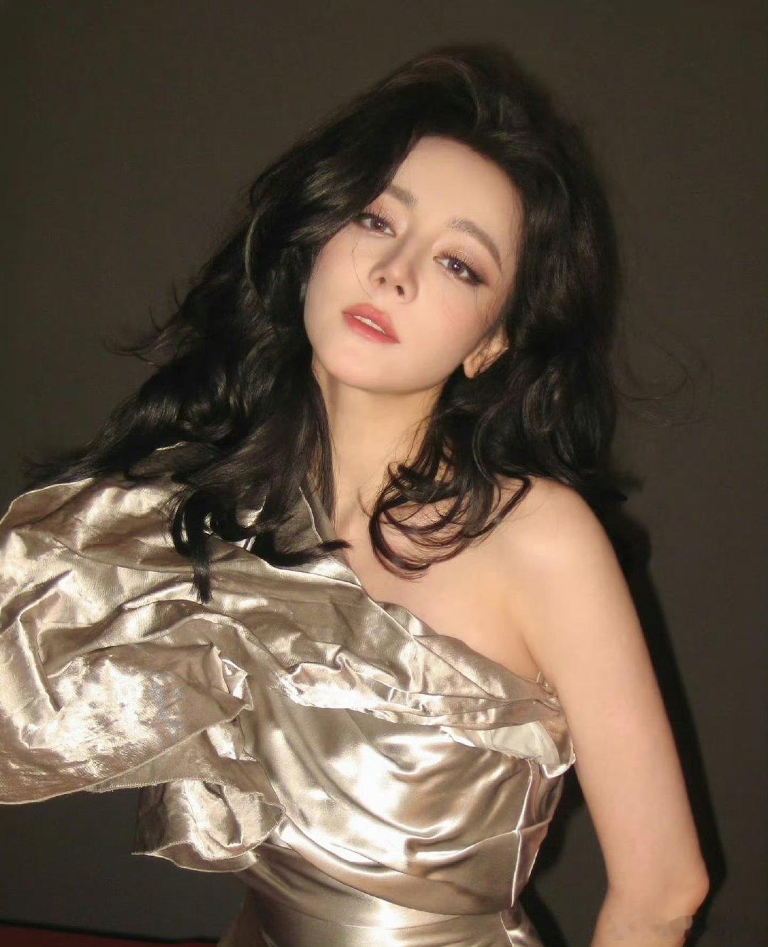 迪丽热巴迪丽热巴真正有含金量的大满贯迪丽热巴斩获金鹰双料奖项手握国家级影视荣誉，