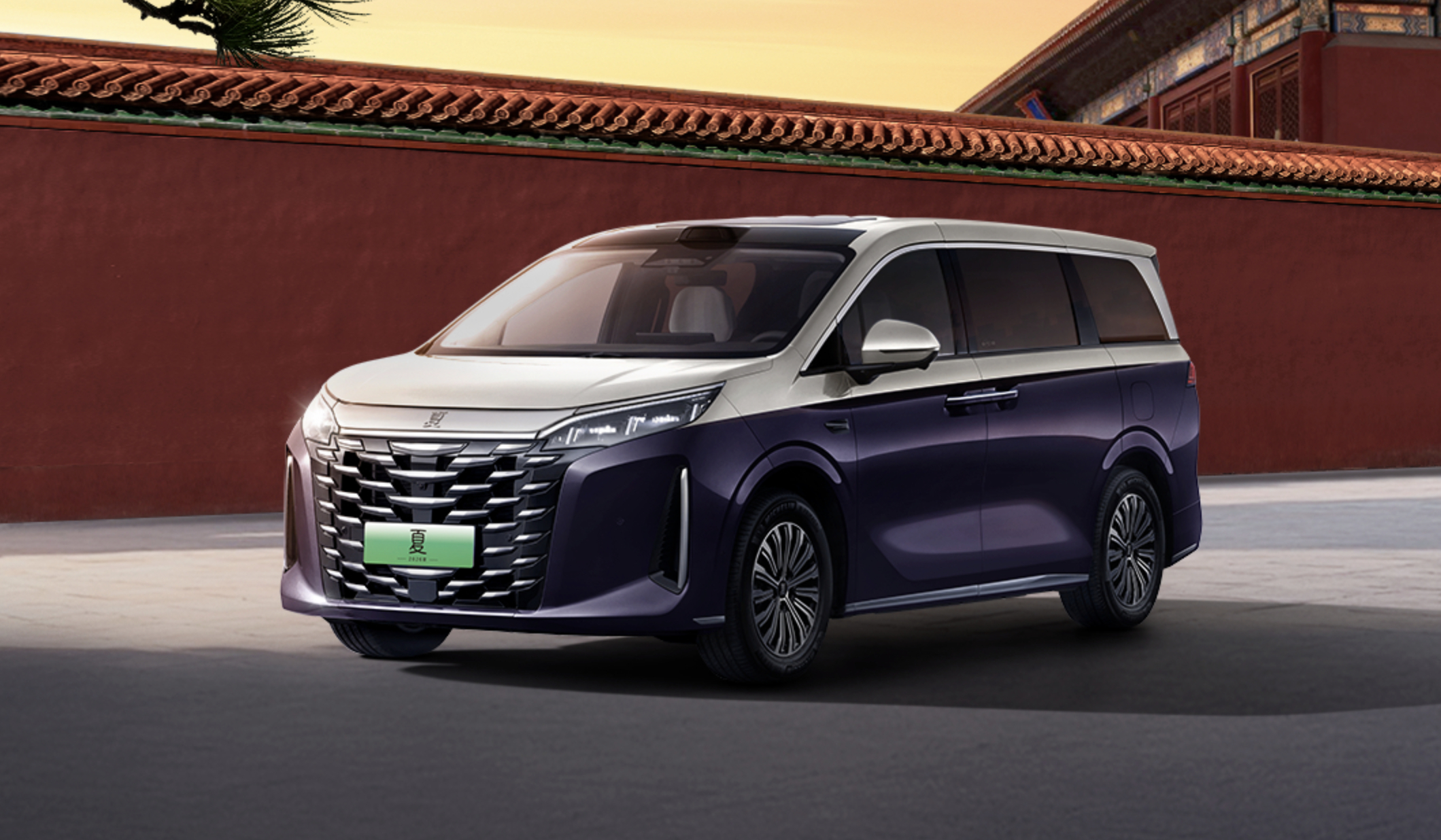 双色车身和贯穿式车灯一样，越来越大众化了。比亚迪夏也出了双色车身，咋样？ 