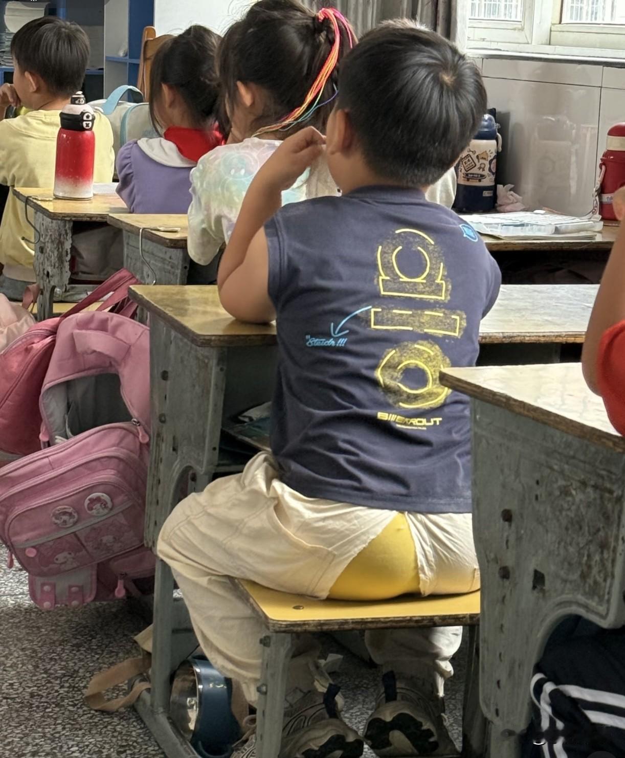 哈哈，小胖啊小胖，你这众目睽睽之下，走光走的如此严重，难道没有一个同学提醒你吗？