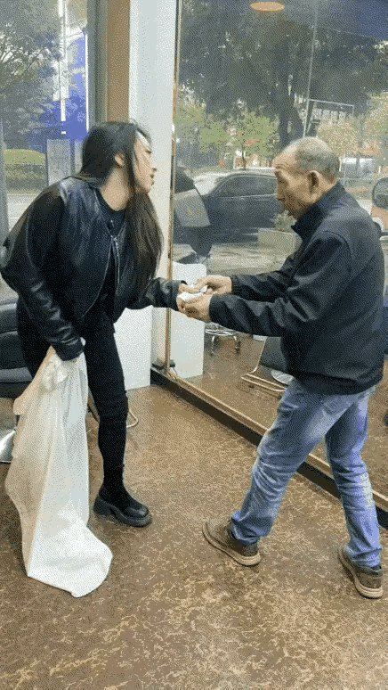 大爷在理发，理完起身跑，美女追抱腿，这是咋回事?
就是照照镜，至于这样吗?不小心