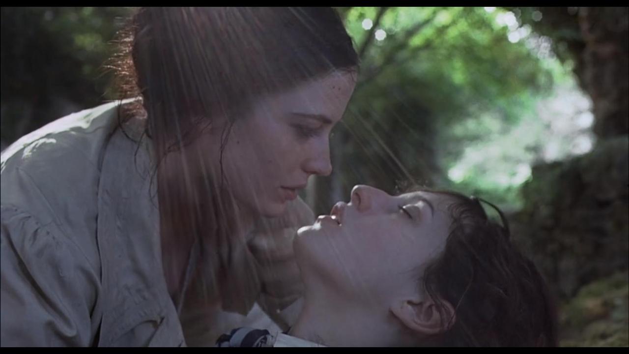 她是哥特式油画中的面孔
伊娃·格林有着一种具有毁灭性的
充满智性与欲望的矛盾体