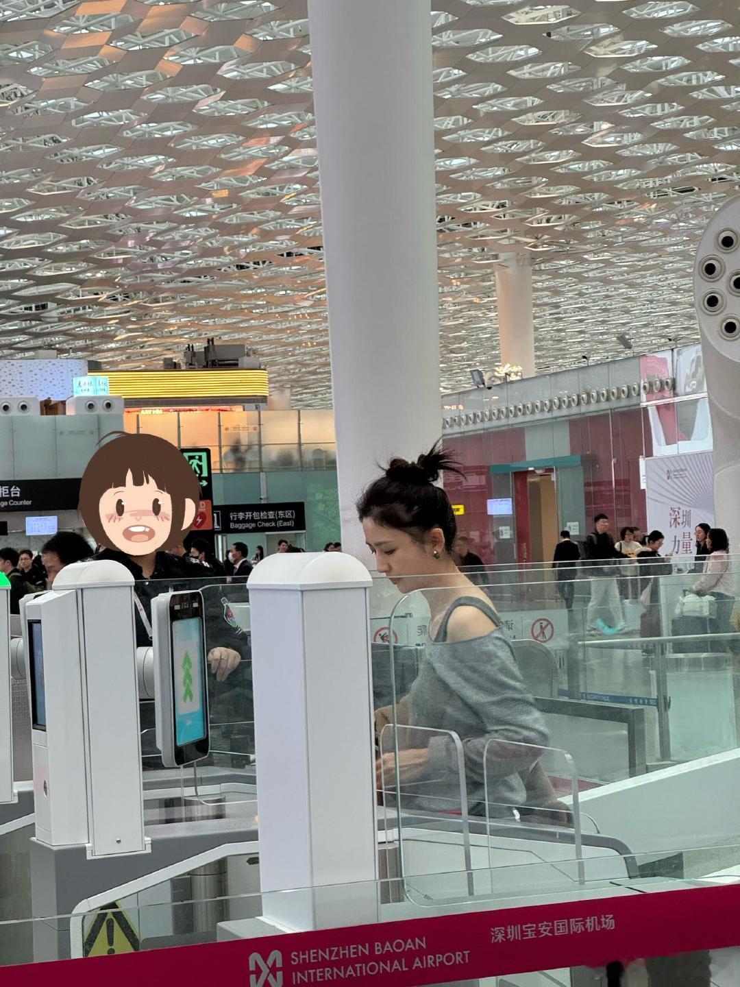 深圳机场偶遇佟丽娅网友深圳机场偶遇佟丽娅 网友深圳机场偶遇佟丽娅，灰色系舒服又耐