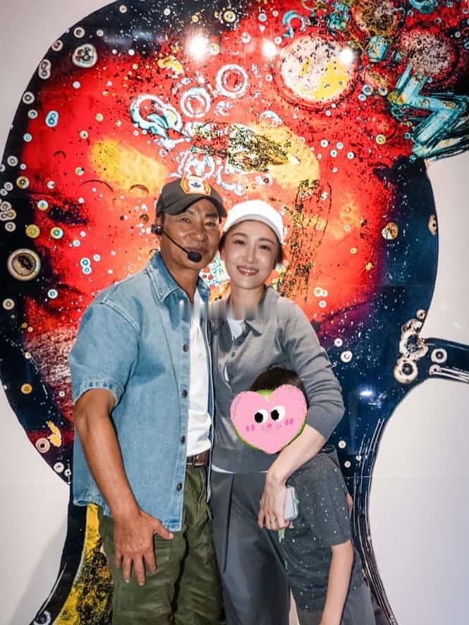 周丽淇看任达华的艺术展 ​​​