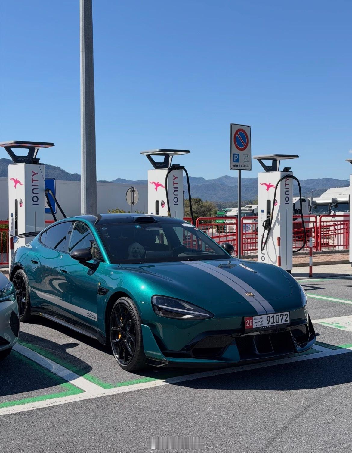 欧洲的网友为了买小米su7Ultra，不惜飞过来找二手贩子看车下单，期待出海的那