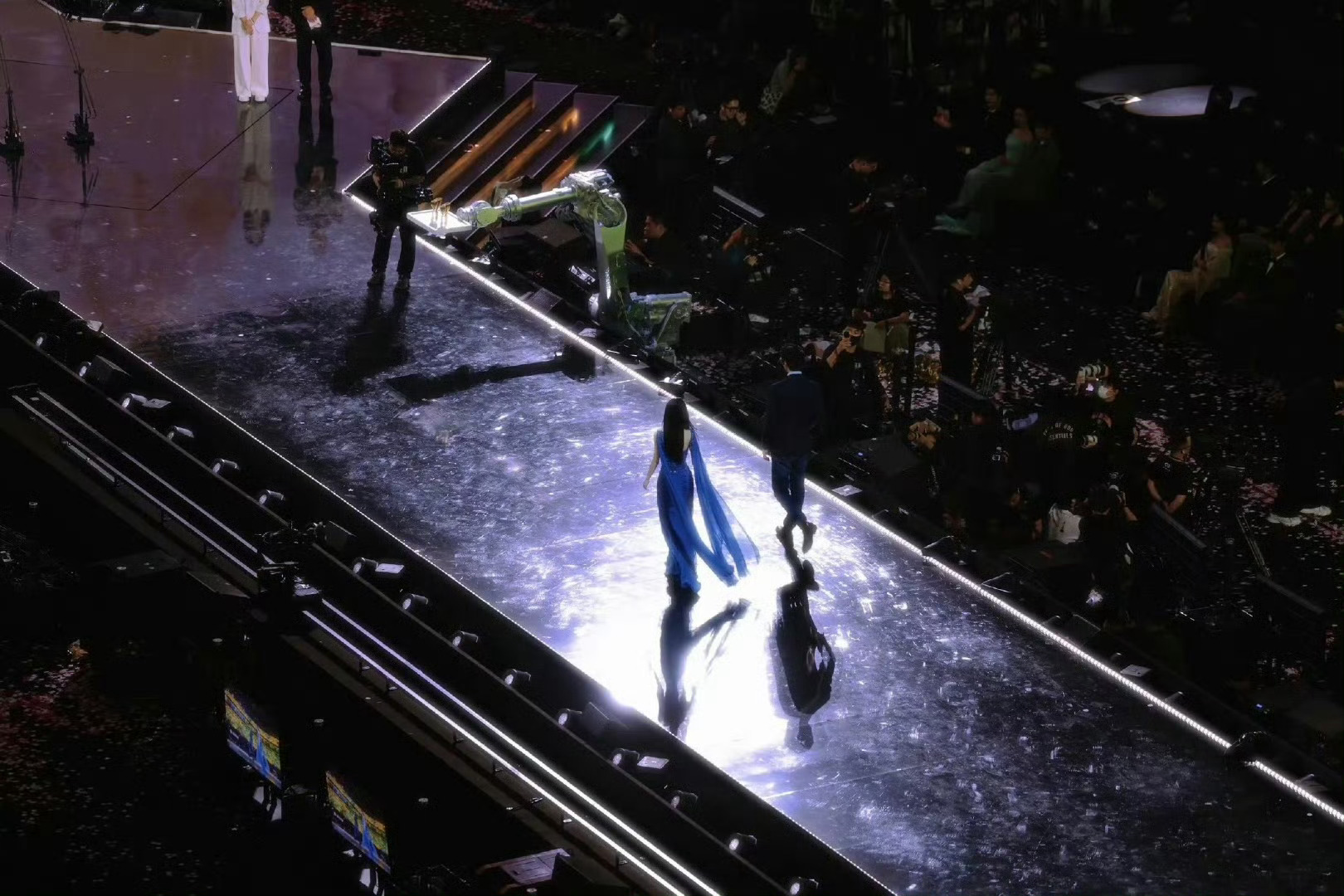 星光大赏最佳神图卧槽好绝的背影我愿称之为星光大赏最佳神图 