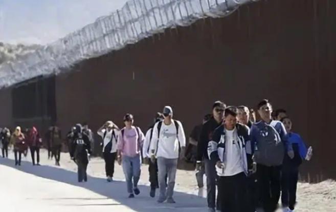 崇洋媚外的代价来了！10 万赴美润人被遣返，中国：身份存疑一律不收！

曾经挤破