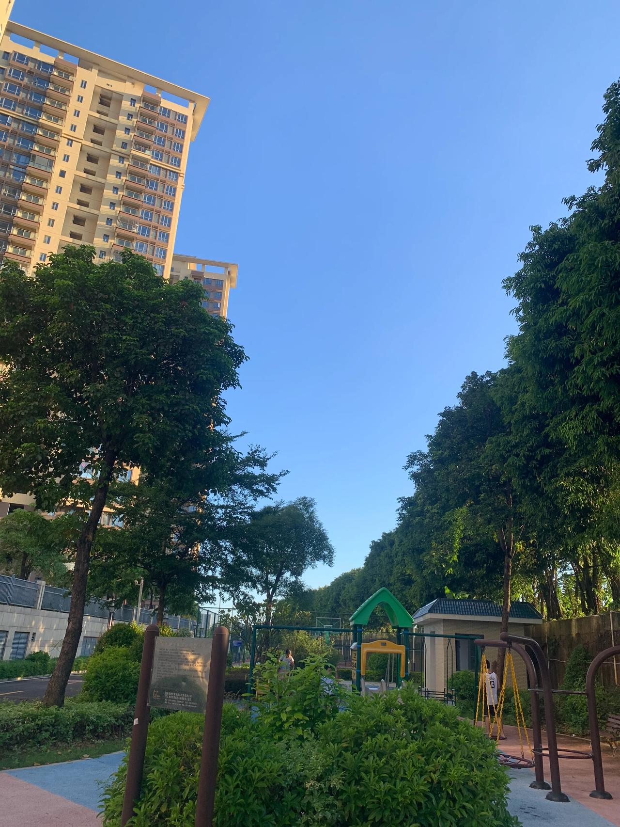 成都一个女班主任正在办公室批评一个男生。她问：“你爸爸是做什么工作的？”
男生回