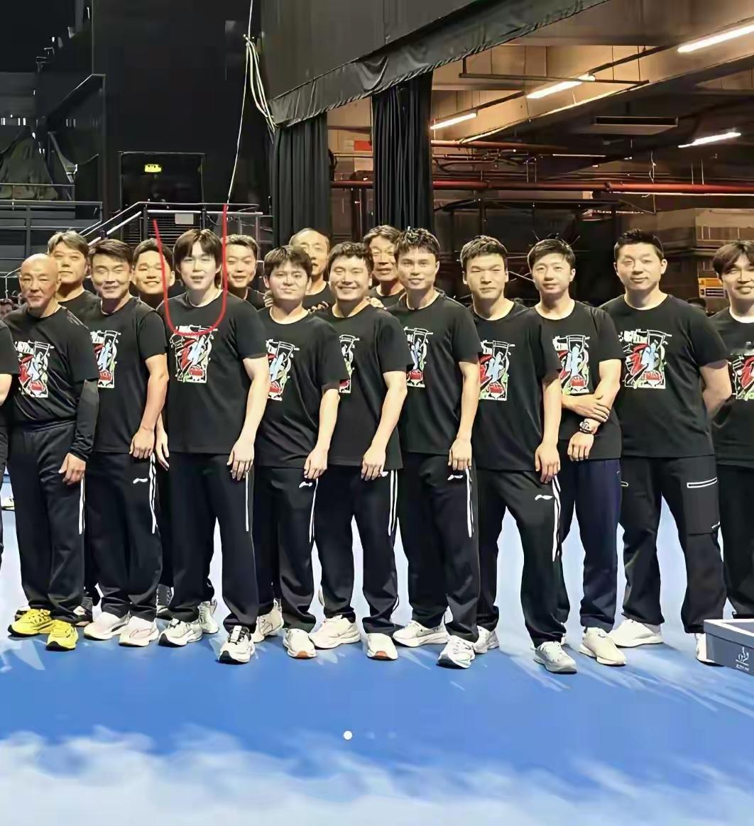 国乒''老中青''三代核心力量同框：

我认出了''六边形战士''马龙，''黄金