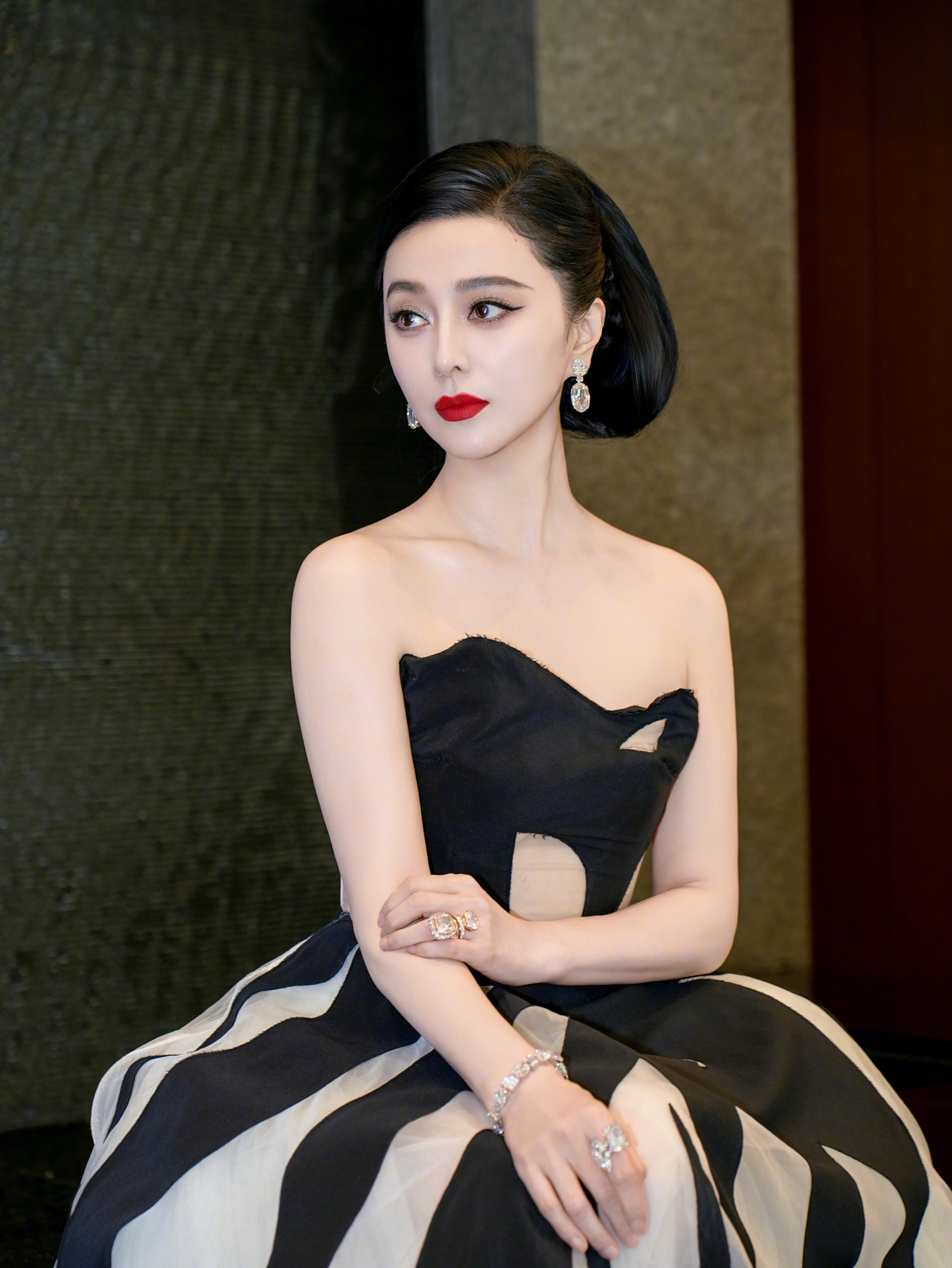 身穿复古黑白礼服出席第38届东京国际电影节开幕红毯。从马来西亚的田埂到东京的红毯