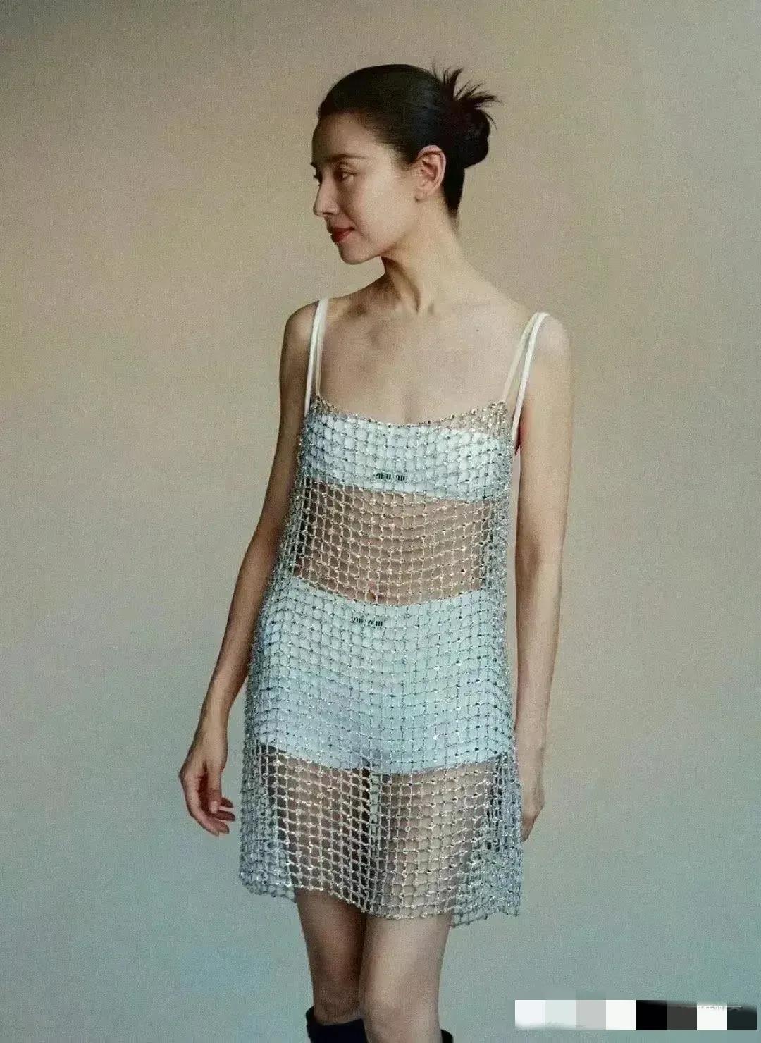 不知道她到底是怎么想的！

为什么会选择这样一件很奇怪的衣服，感觉她穿上一点也不