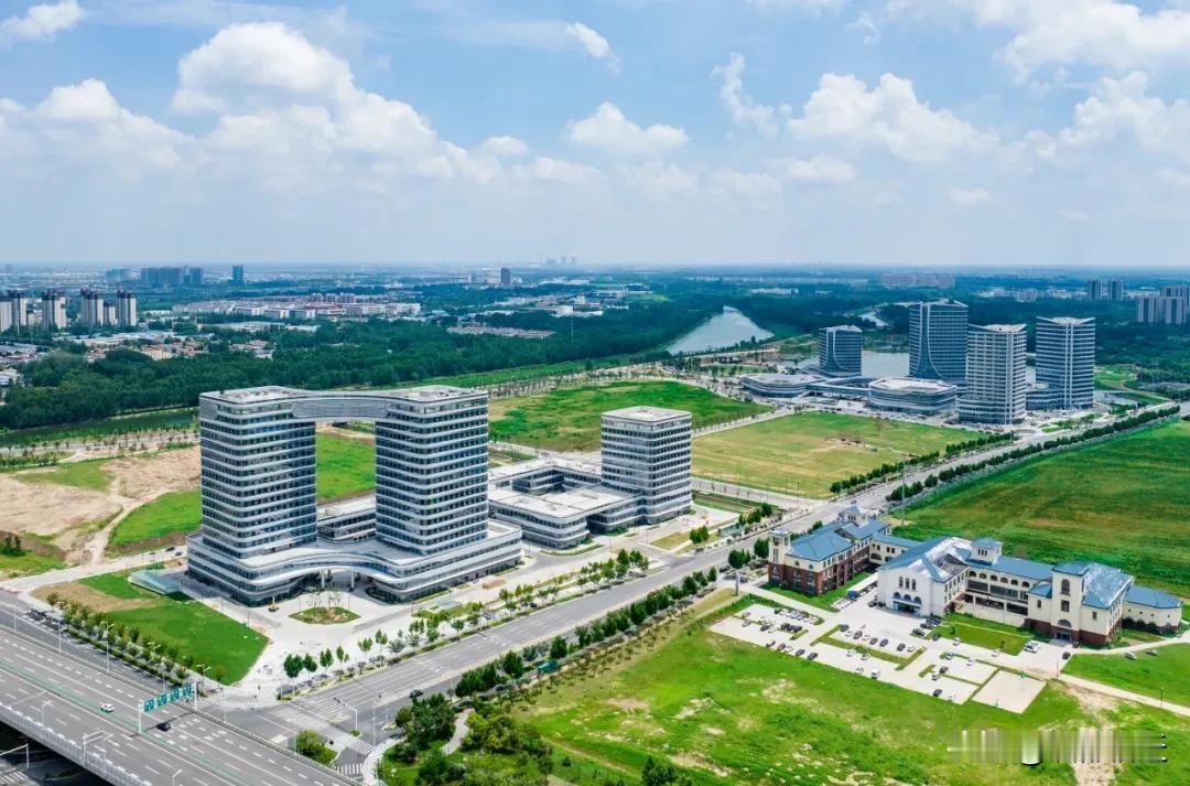 宿迁科技创新产业园内，崭新的楼宇如雨后春笋般拔地而起，现代化的科创载体已初具规模