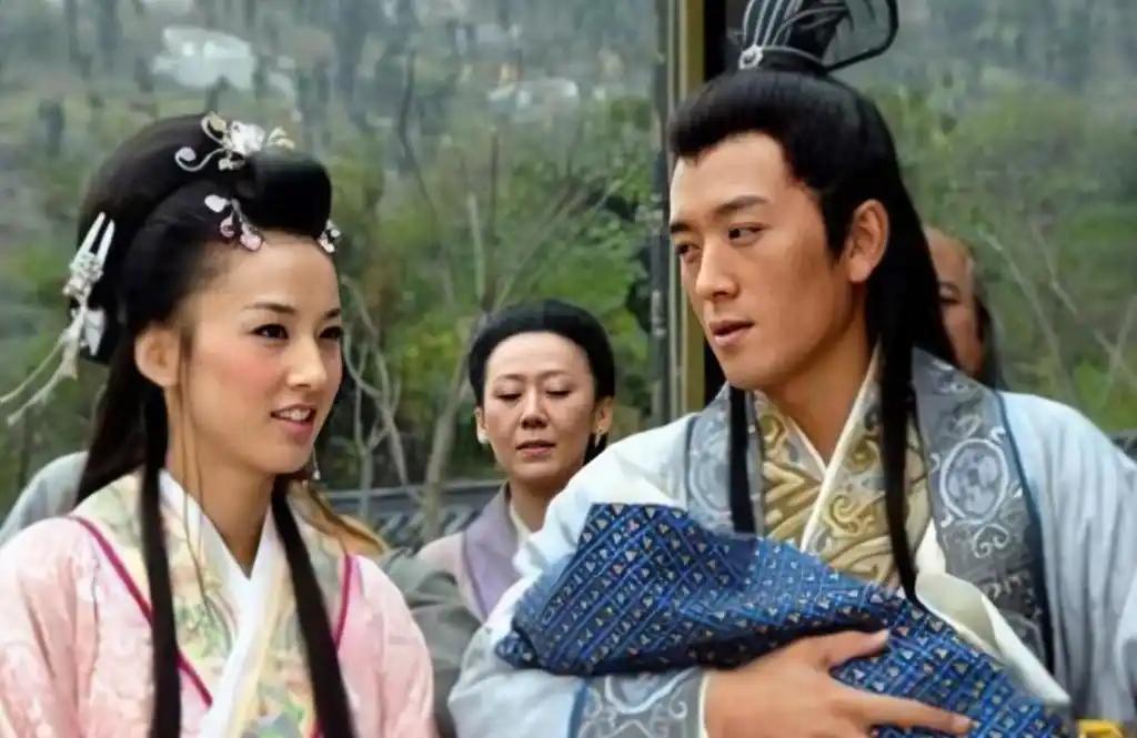 同样是触犯天条的仙凡之恋，女神爱上凡人，结果是自毁前程跌落神坛的绝境，男神爱上凡