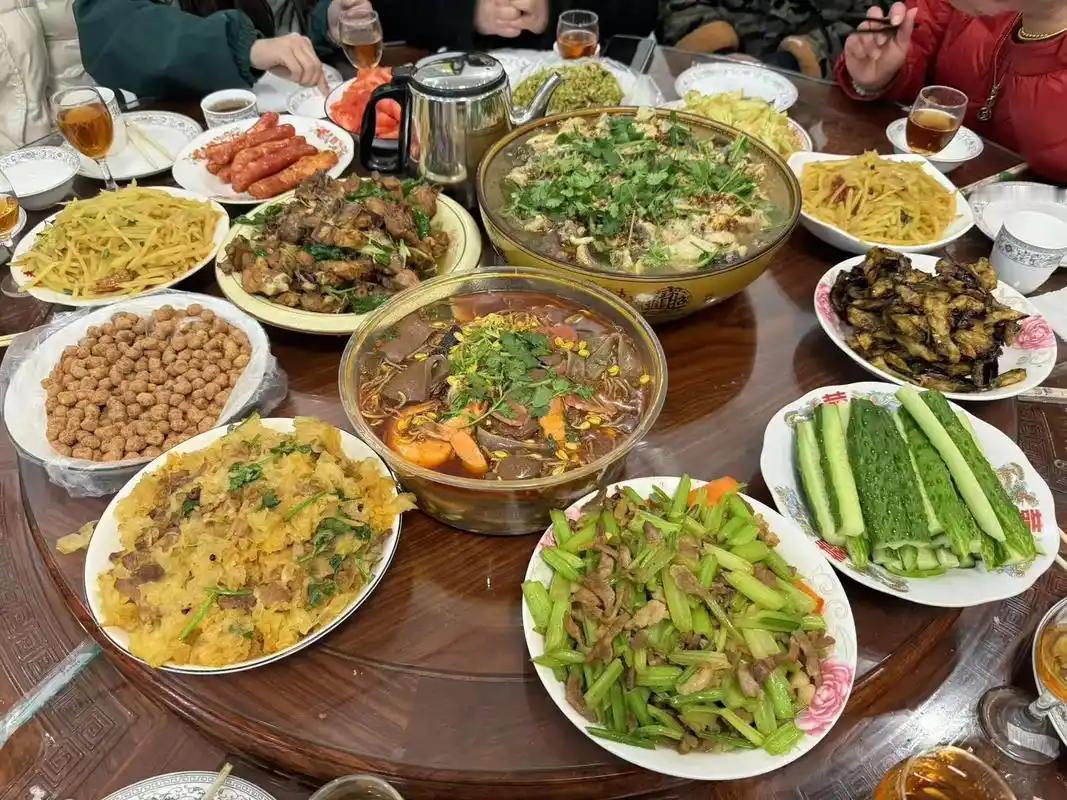 刚刚我们学校会计拍个图片向我炫耀，说肖老师请他们吃饭了，同去的还有校长副校长，但