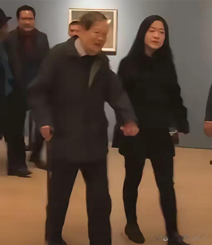翁帆这二十年婚姻简直像开了挂。
没家暴没受气，还能自由追精神世界。要搁一般人早躺