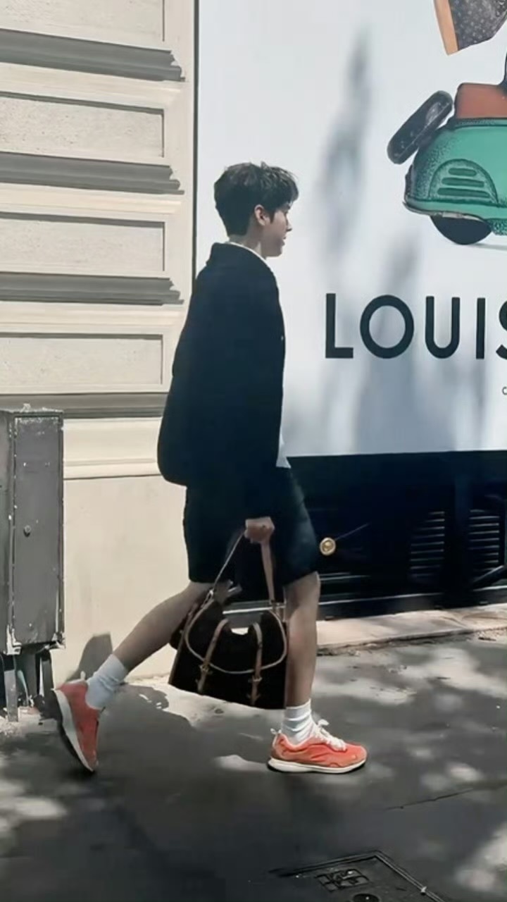 龚俊在巴黎穿毛衣龚俊模特身材穿什么衣服都帅😎帅气的龚俊和LV契合度特别高完美搭