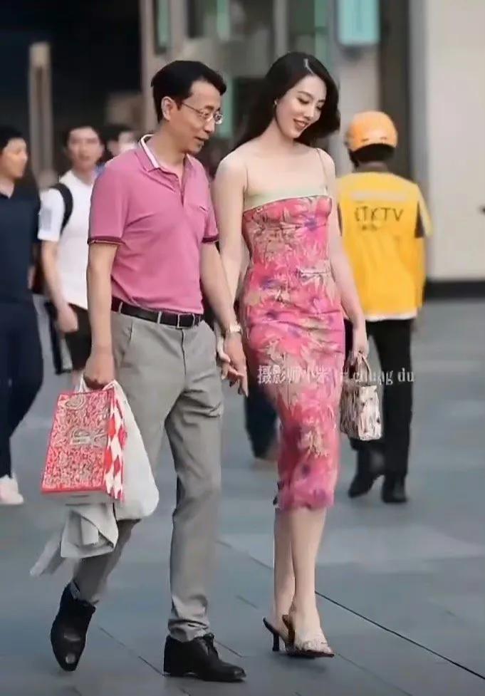 街拍国企领导与女子牵手，摄影师回应：当时两人未拒绝，视频发布后收到当事人的私信，