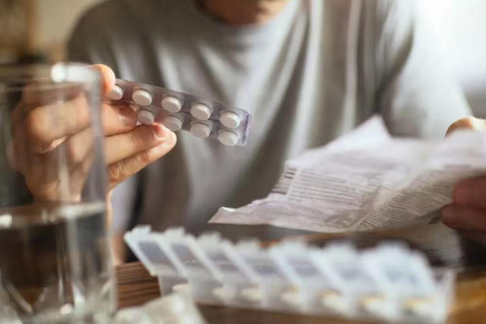 你有没有过这样的经历？拿着一盒药，对着说明书看了半天，字小得像蚂蚁，密密麻麻挤在