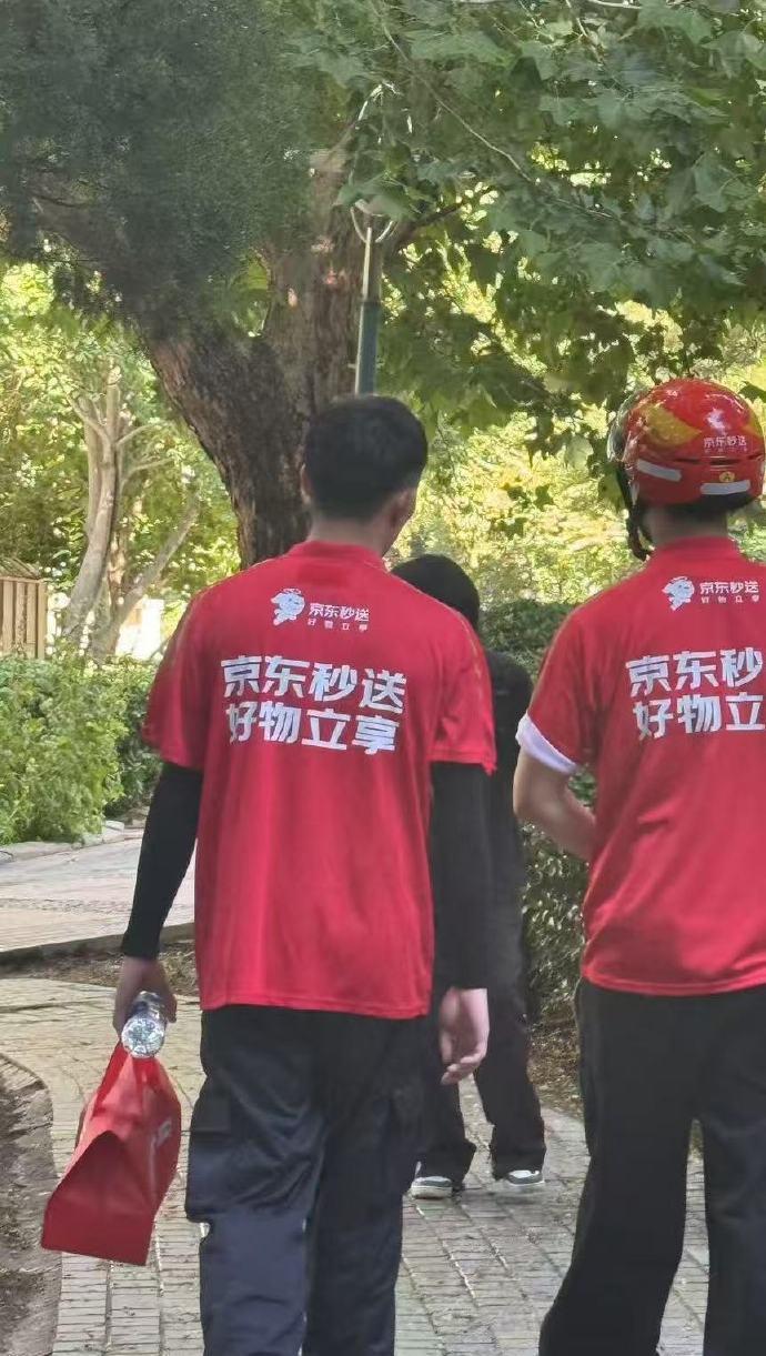 张艺兴 这是在送外卖吗？！！大城市机会多的含金量还在上升，小区楼下竟然偶遇张艺兴