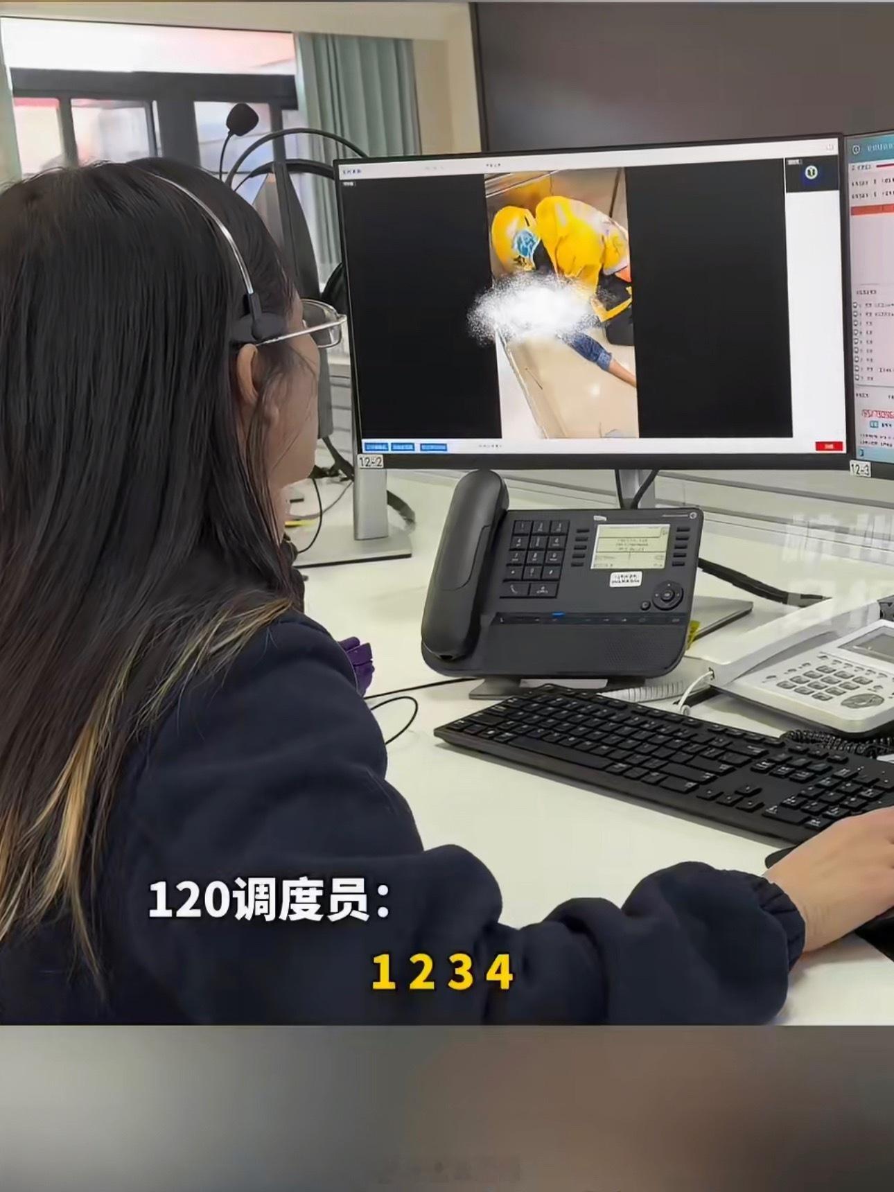 120隔空指导外卖小哥抢救倒地小伙平凡人也有大能量！外卖小哥毫不犹豫的一跪，调度