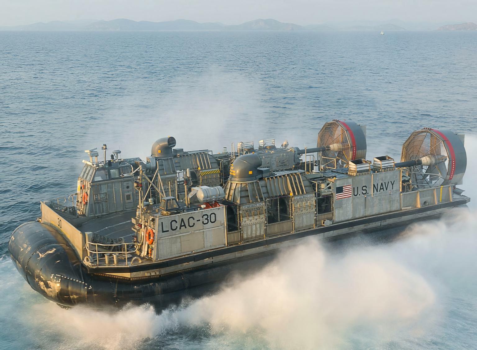每天认识一件兵器 美国LCAC气垫登陆艇LCAC气垫登陆艇是美国于20世纪80年