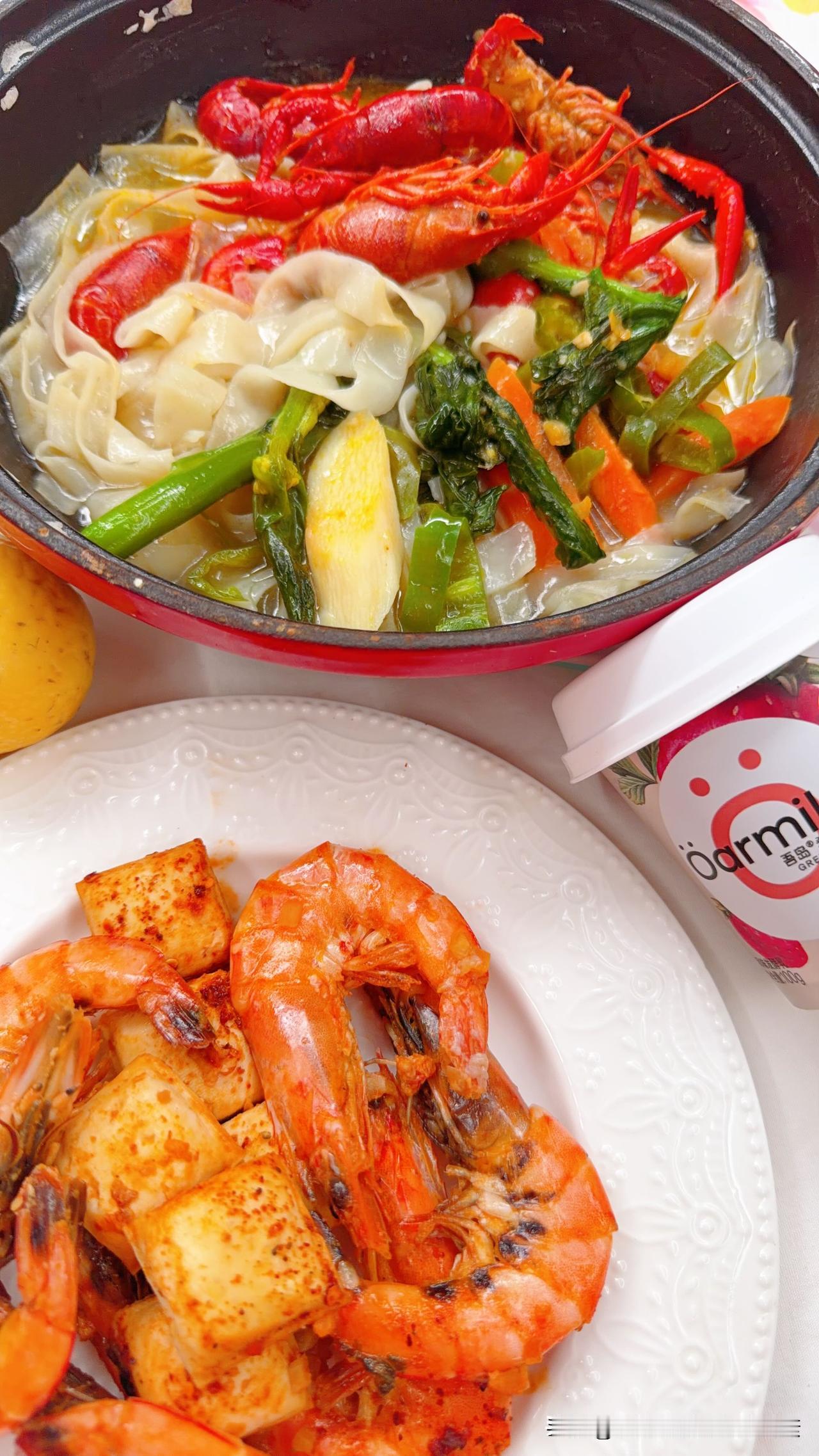 小龙虾蔬菜鱼面，青岛大虾石屏豆腐，加餐希腊酸奶。新西兰红色kiwi等三个小水果是