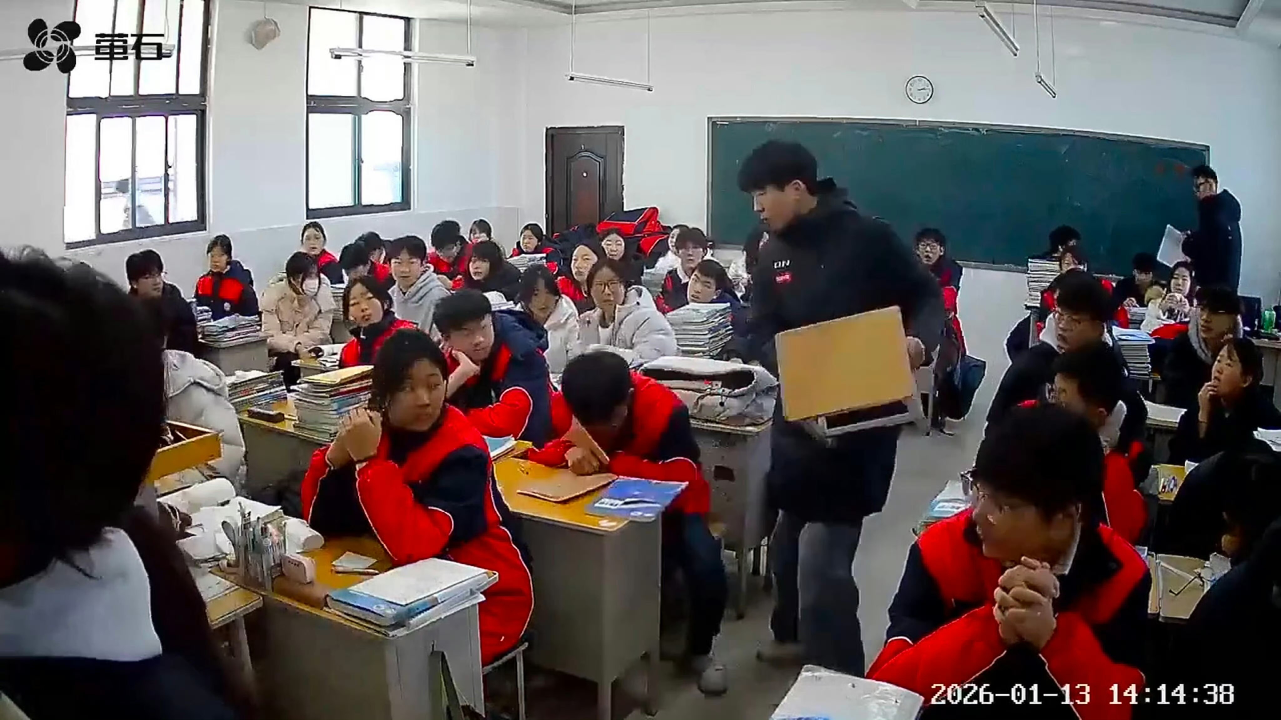 官方通报学生用板凳砸同学后脑通报来了：说是被打的学生身体无碍，已返校正常上课，打