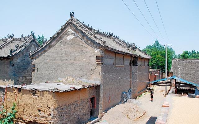 1944年，河南伊川县保安团的汉奸团长设宴款待众多日本高级军官。席间，一名伙计突