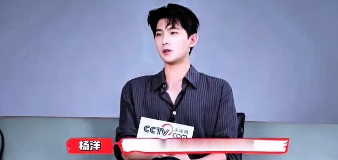 杨洋说那四个字的时候，我第一反应不是感动，是脸红。

他说“我问心无愧”。主持人