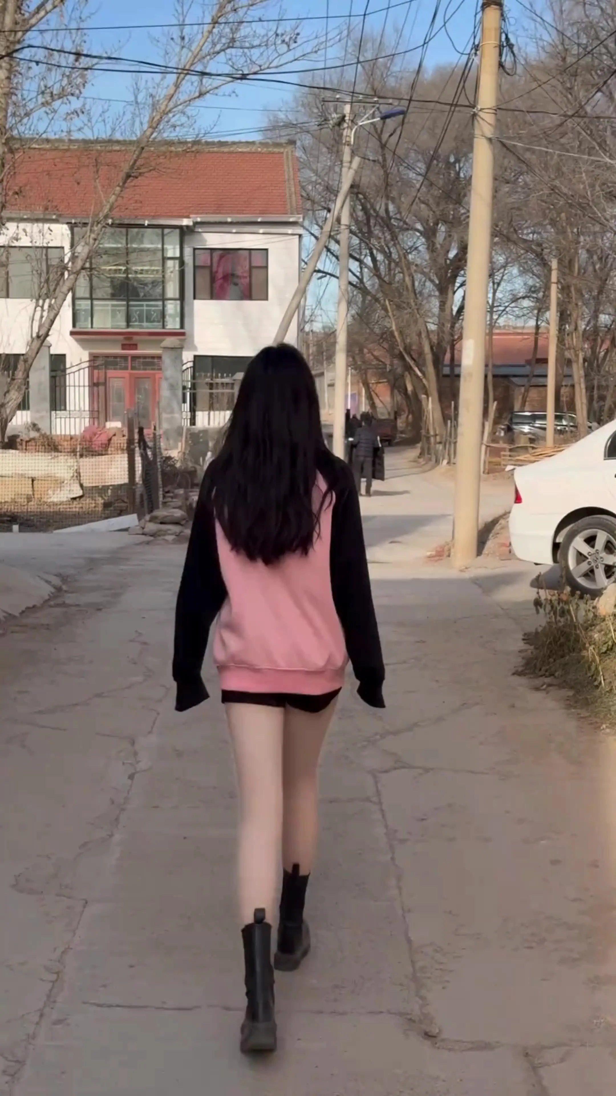 这是俺姐，在家会6馍还得会烧锅，会温剩菜烧米汤，吃大桌得会折菜我抬头一看这老妹
