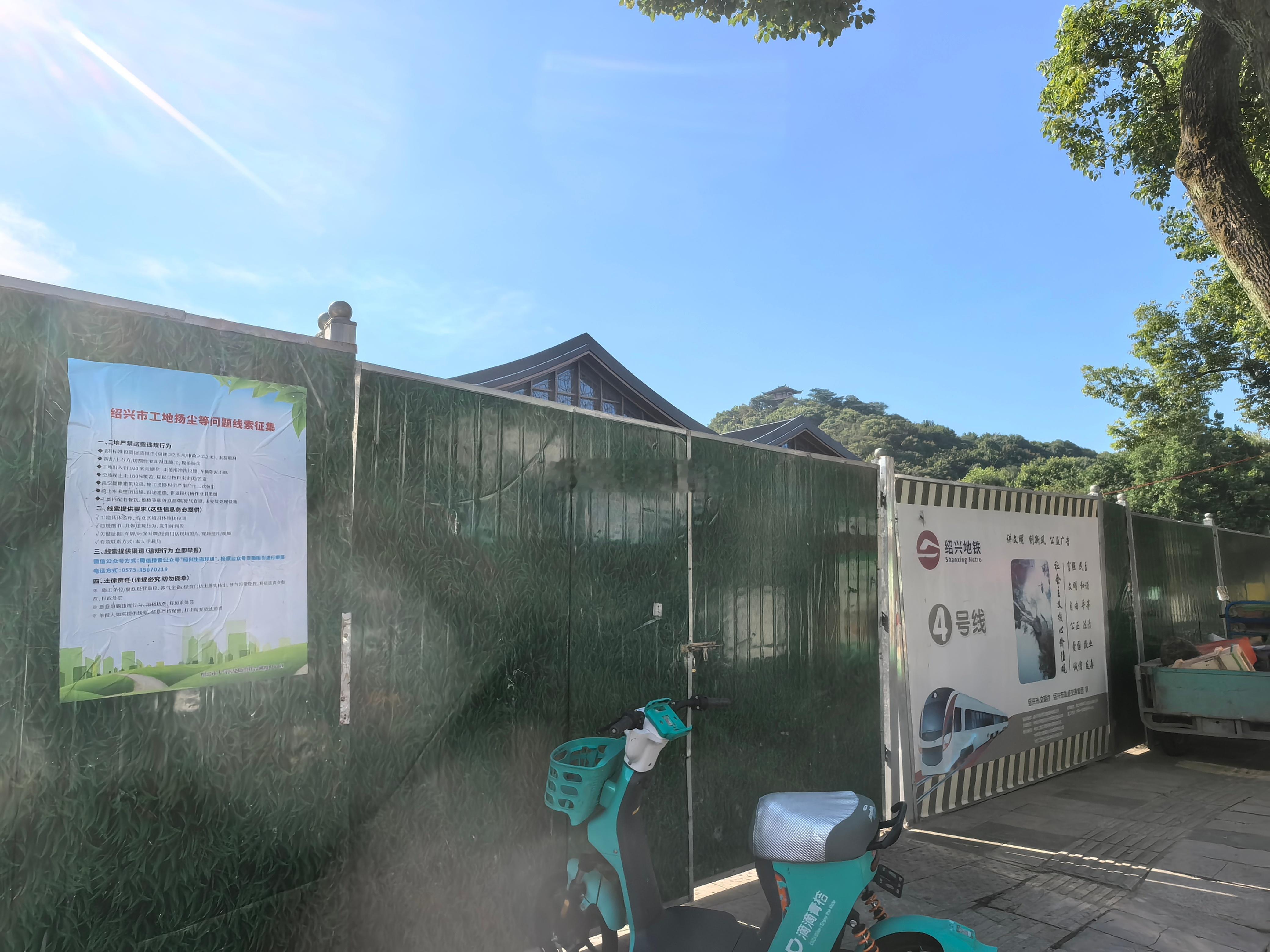 在浙江，有专门管理工地扬尘等环境问题的部门。并向社会公开举报电话。