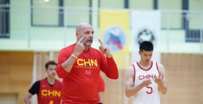 北京时间8月12日，中国男篮出战德国超级杯，在出战比赛之前，中国男篮做出人员调整