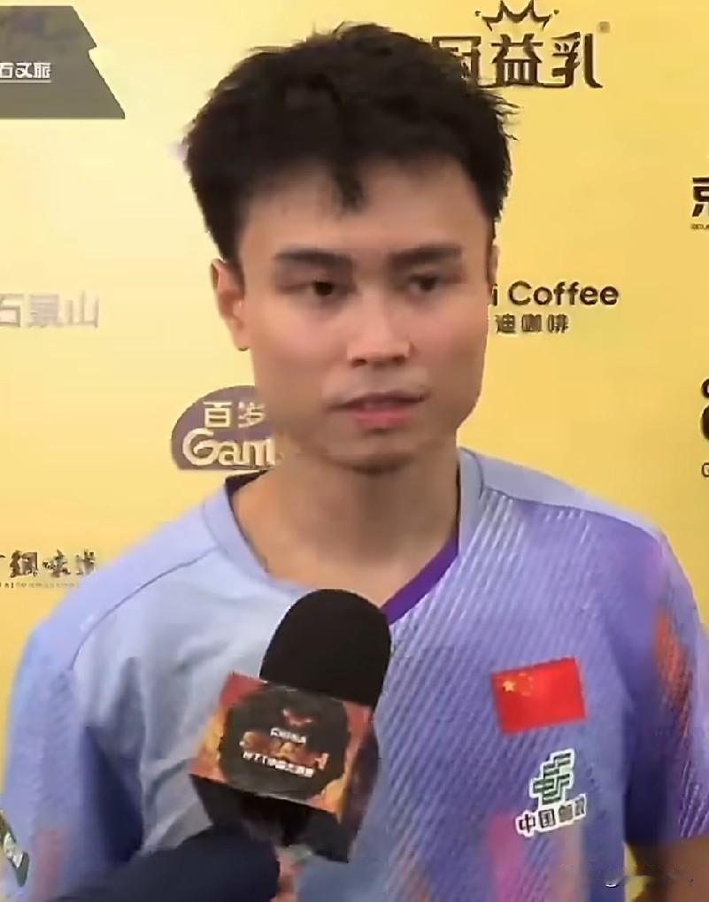 周启豪3比2向鹏🇨🇳晋级男单十六强的赛后采访🎤
问：首先恭喜周启豪拿下了这