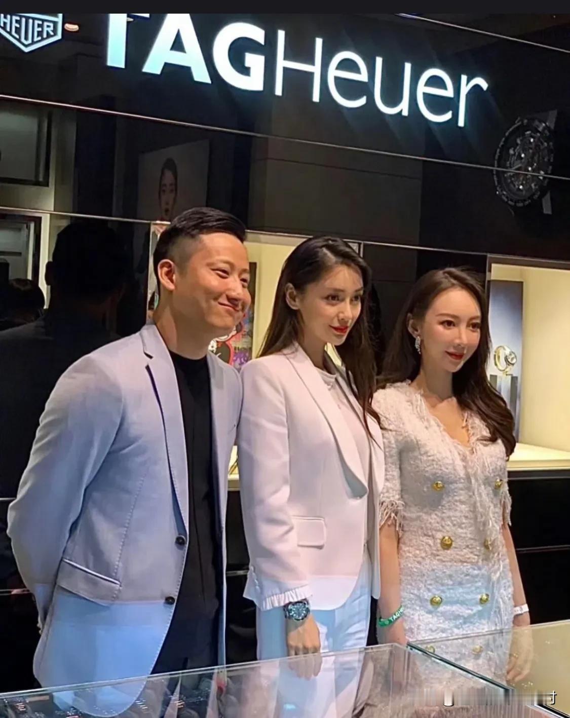 angelababy叶珂合影原图[白眼]
原图在此，美女真的不能用美颜啊，当时叶