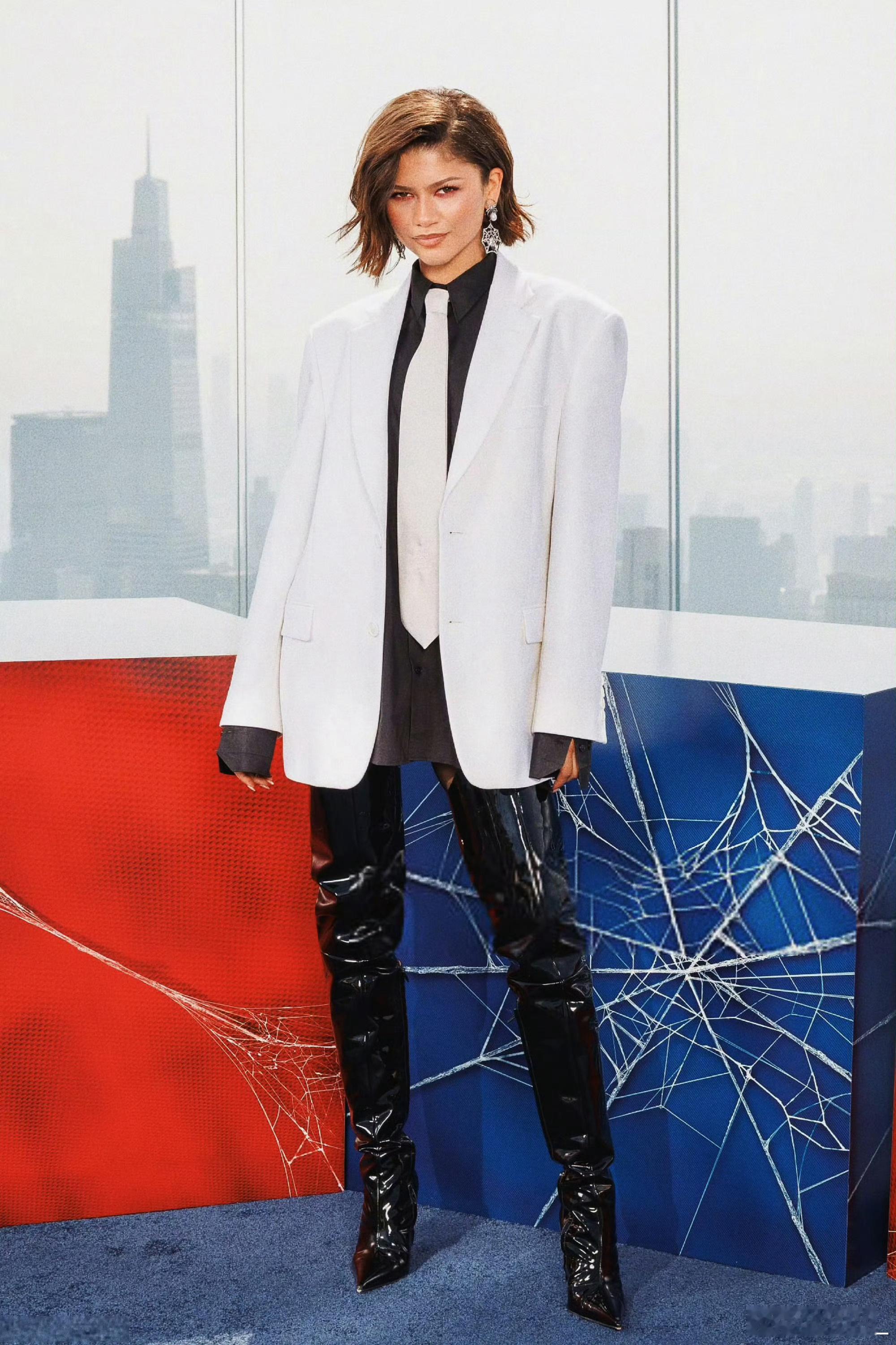 Zendaya《蜘蛛侠：崭新之日》纽约宣传，身着Vetements廓形西装，简约