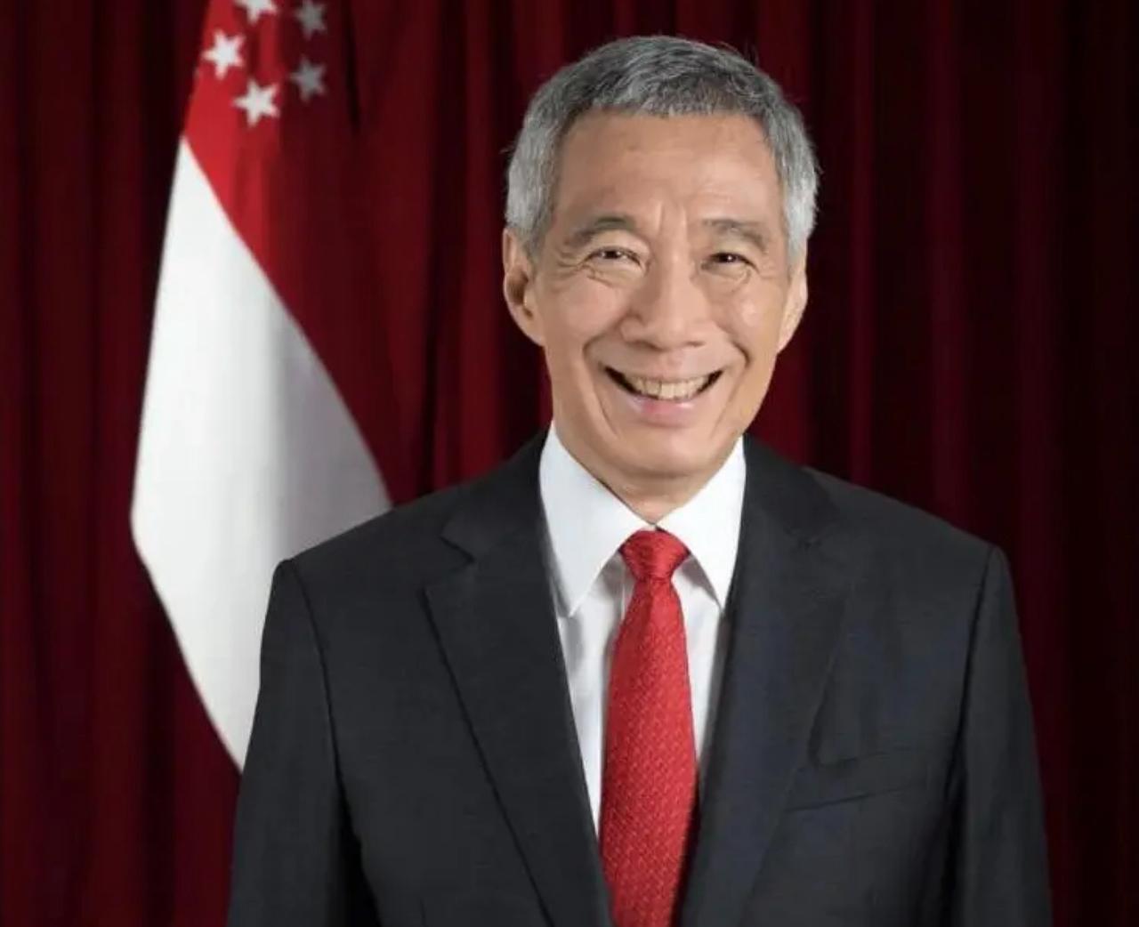 台湾教授说，新加坡是个非常狡猾卑劣投机的国家！
今年九三阅兵，新加坡李显龙跑到日