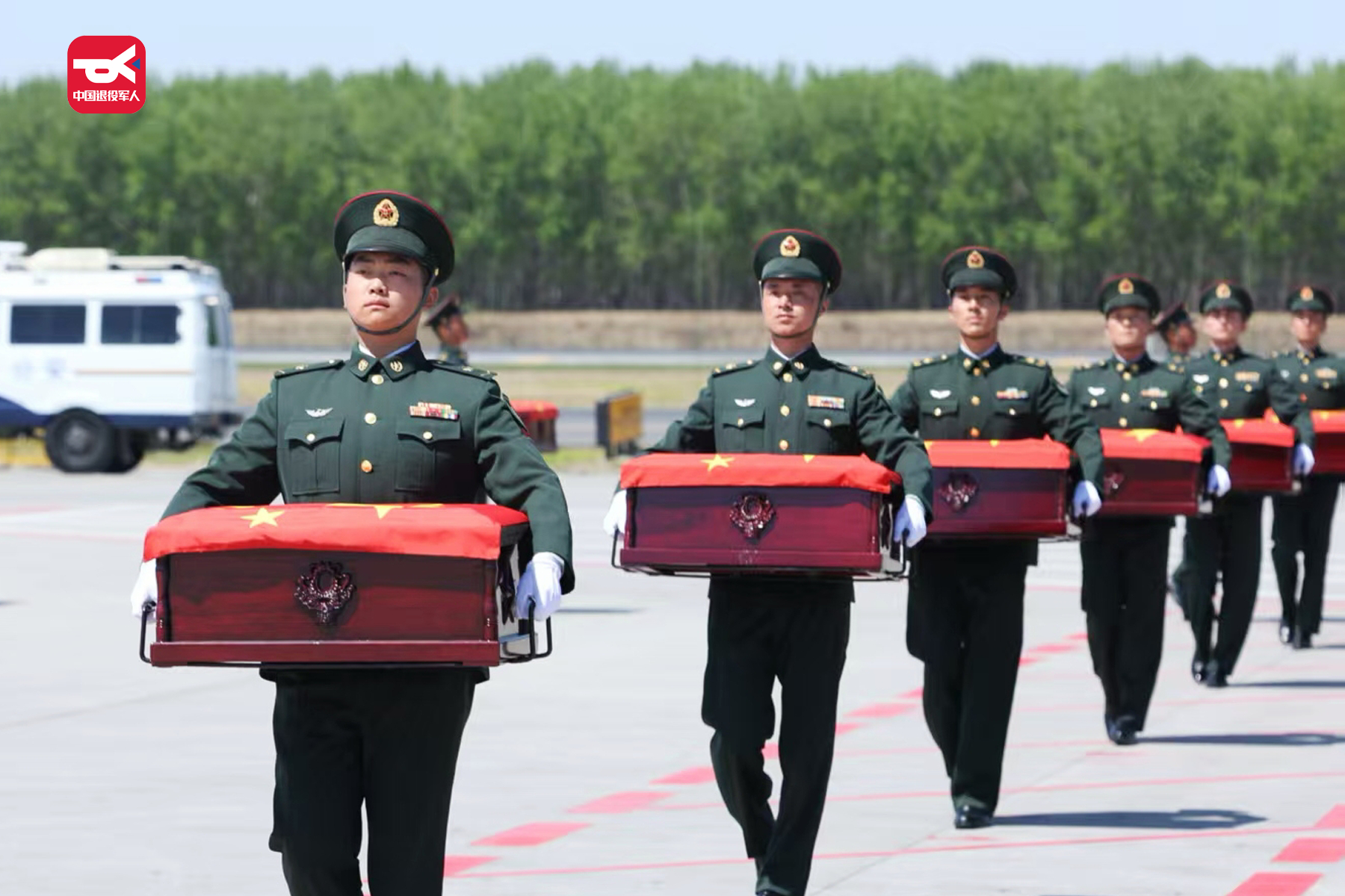 想戴着光荣花回家的少年，披着国旗回来了…… 