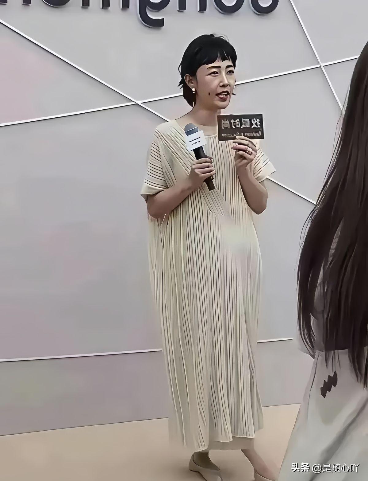 刷到白百何那张东京街拍，我愣了一下。不是因为她胖了或者老了，就是整个人，怎么说，